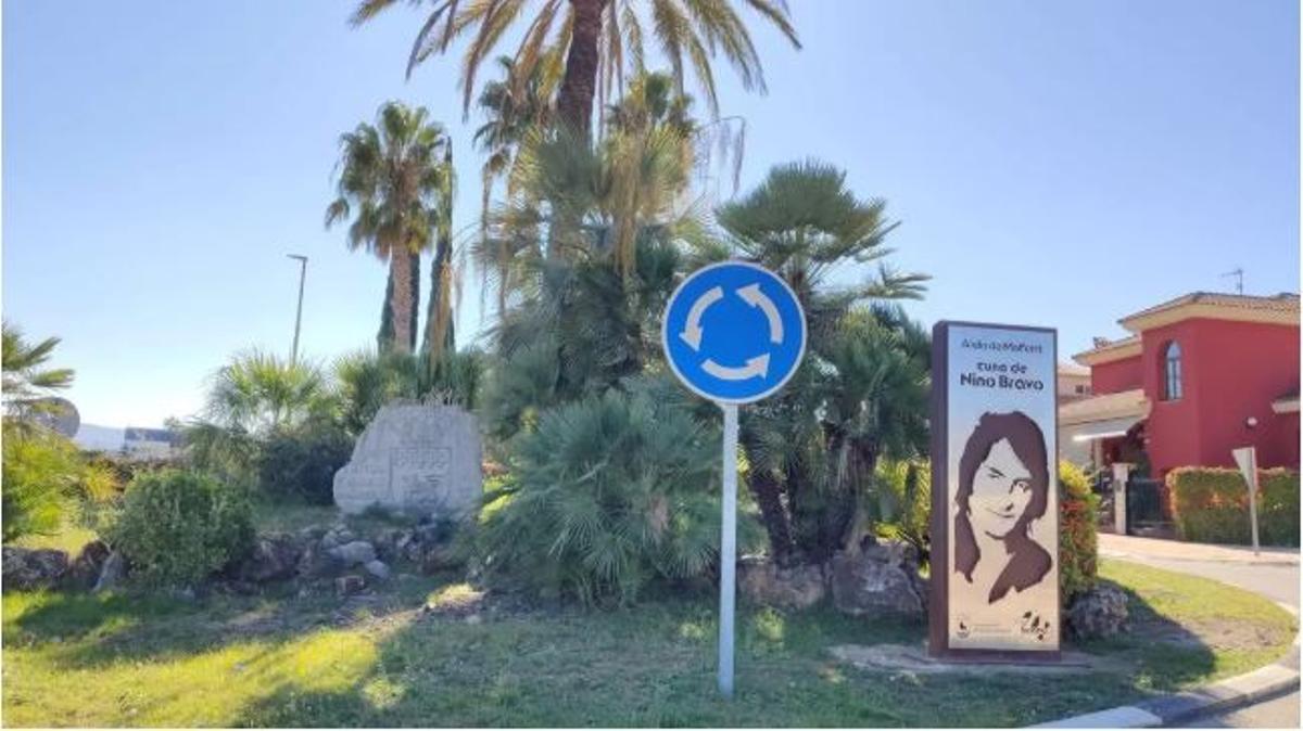 Imagen de archivo de la placa conmemorativa en recuerdo a Nino Bravo que ha sido retirada en una rotonda.