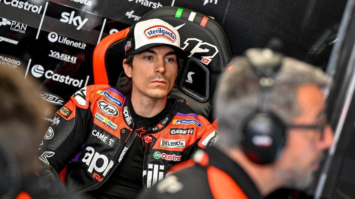 Maverick Viñales, concentrado, en el box de Aprilia