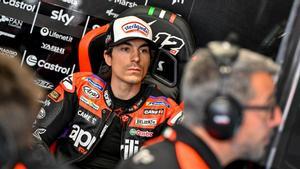 Maverick Viñales, concentrado, en el box de Aprilia