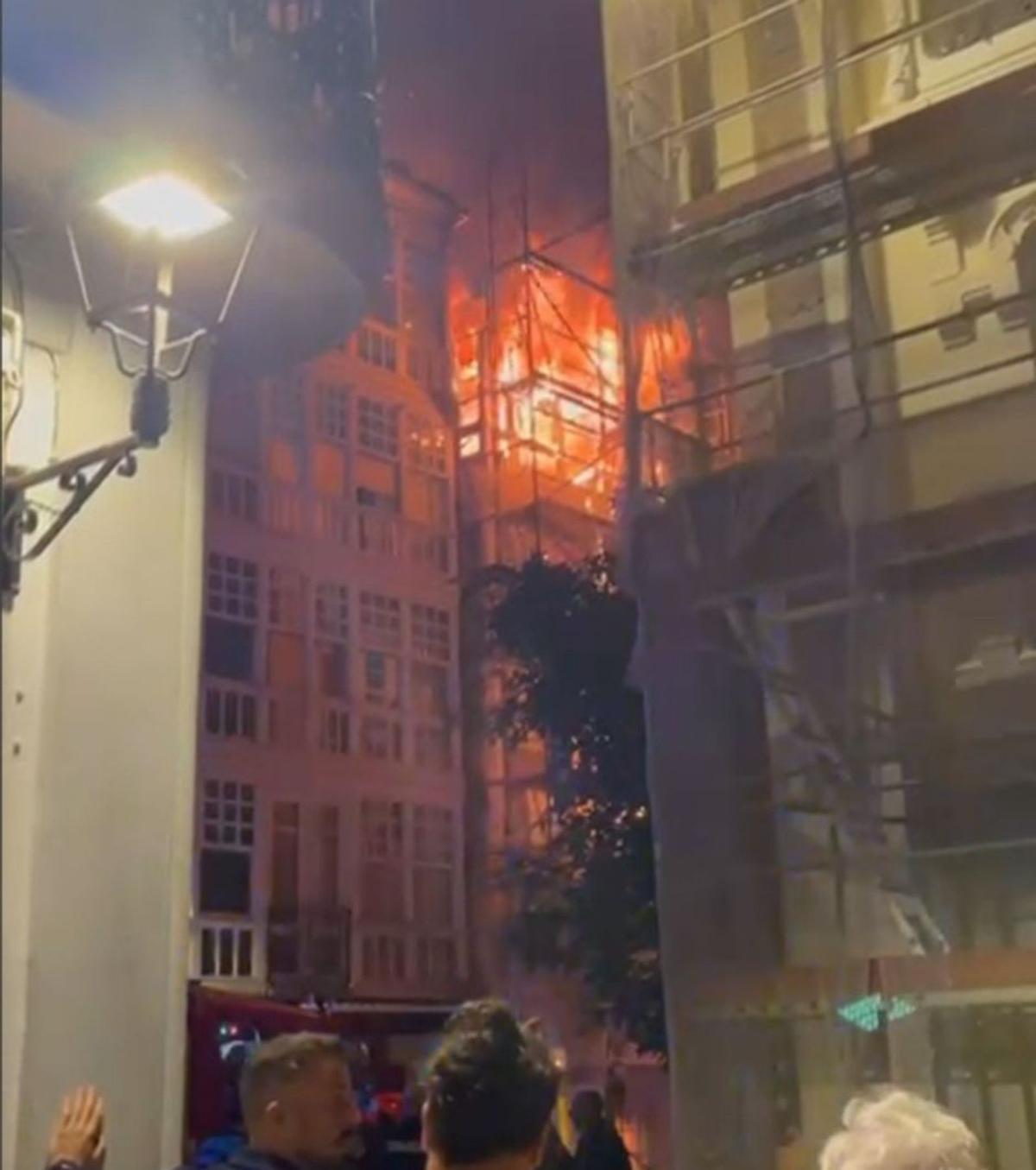 Un incendio destroza un edificio ocupado en Barrera y daña otro