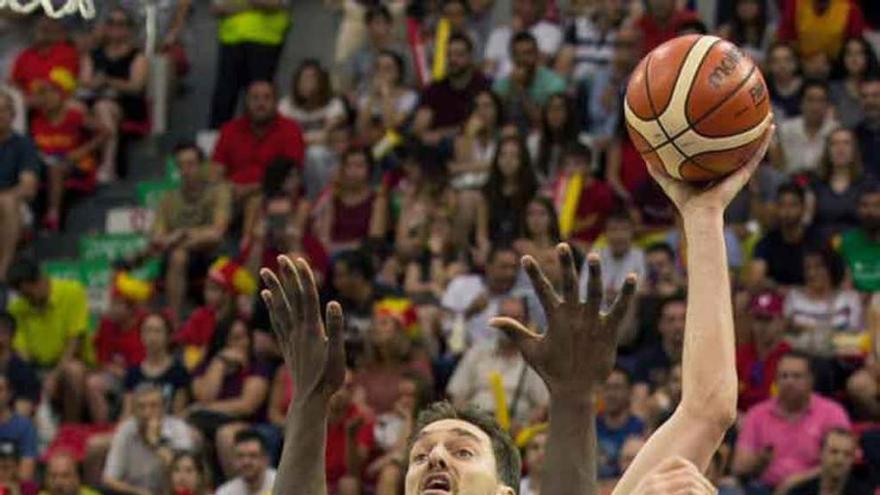 Pau Gasol lanza a canasta en el partido de ayer.