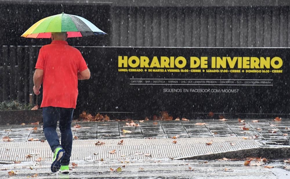 A Coruña despliega paraguas para recibir la lluvia