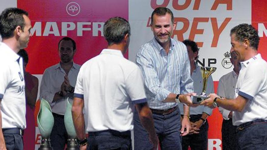 El Príncipe entregó los trofeos a los ocho equipos ganadores. En la imagen entrega el galardón a Javier Banderas.