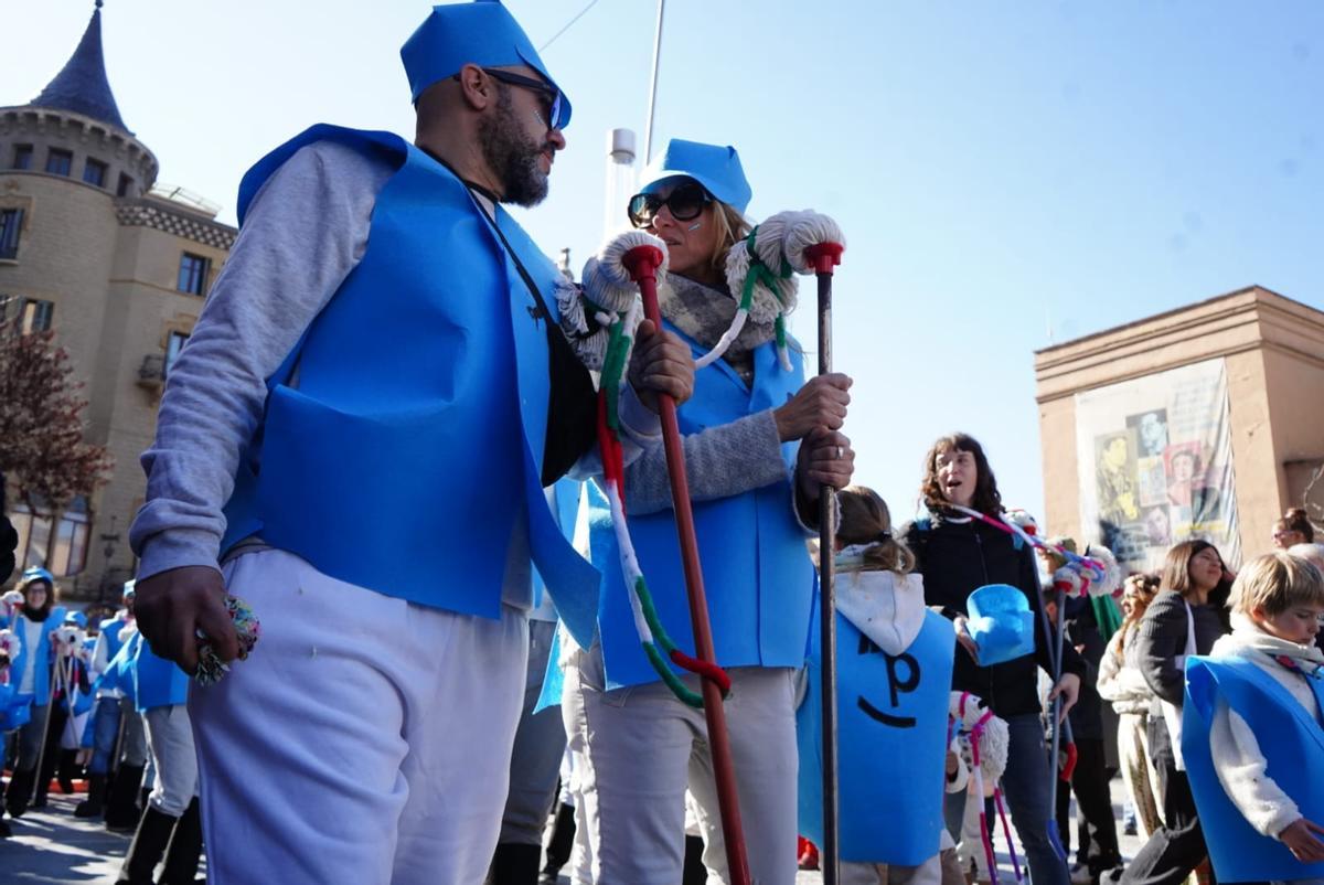 El blau cel de les armilles dels genets del Puigberenguer ha destacat notòriament dins la rua