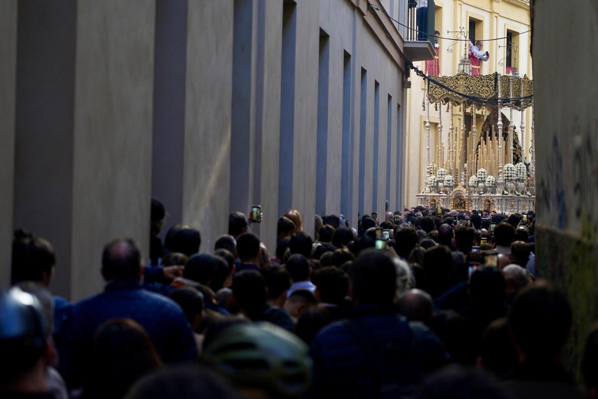 Salida procesional de la Cofradía de Las Penas en Málaga.