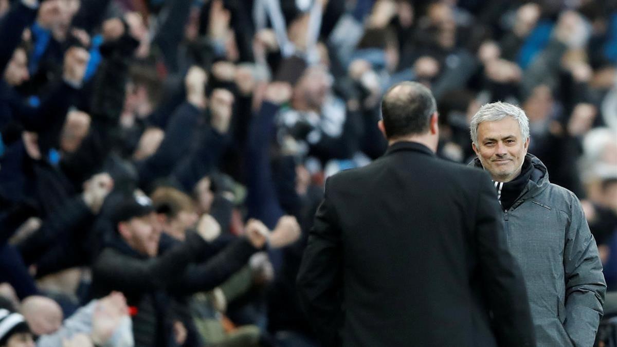 Mourinho saluda a Benítez al final del partido en St. James Park