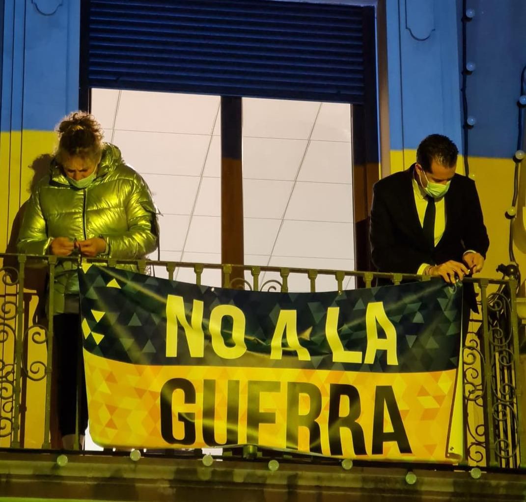 El alcalde de Elda y la portavoz de la comunidad ucraniana de Elda colocando una pancarta por la paz en el balcón del Ayuntamiento.