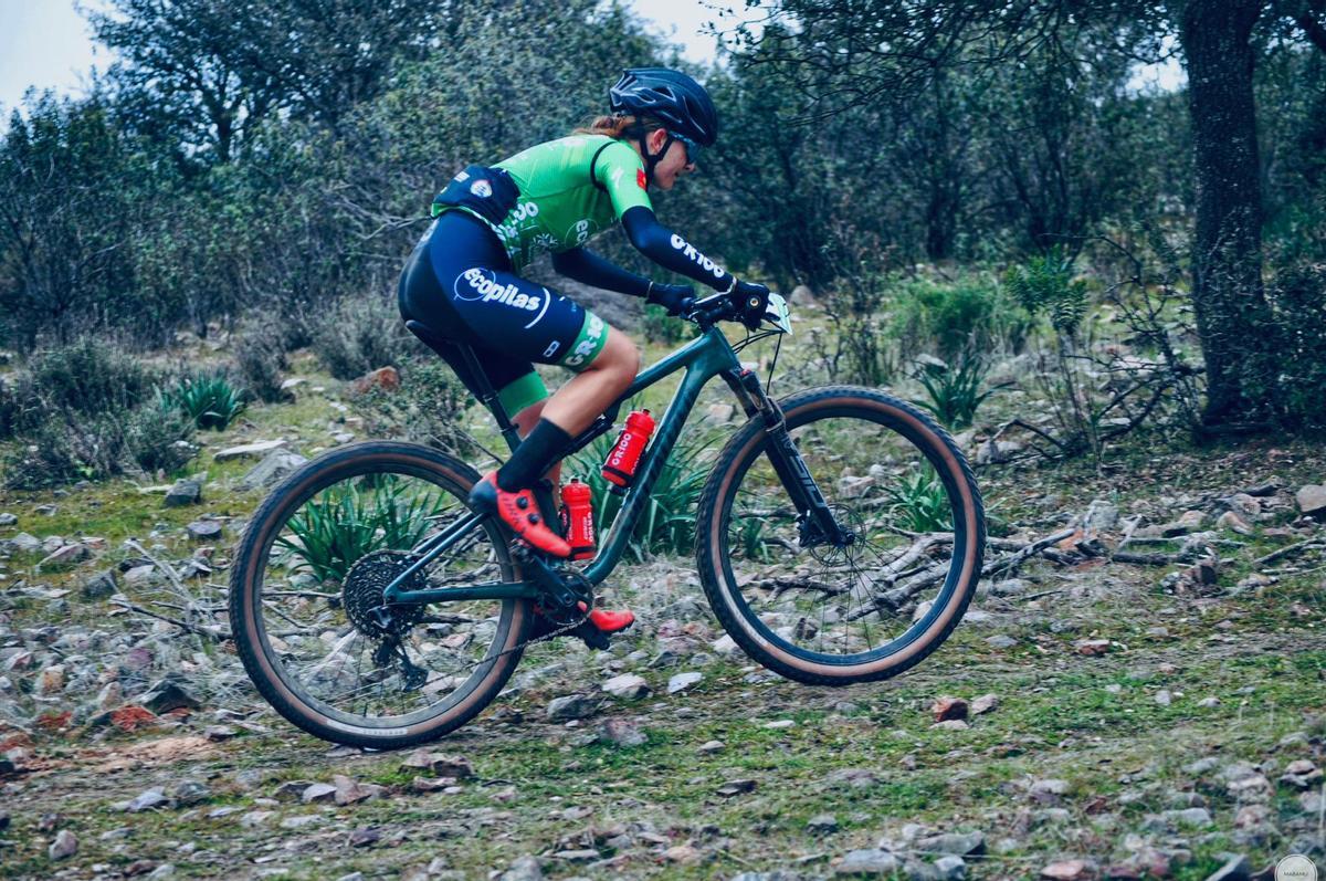 La ciclista extremeña, con el Ecopilas.