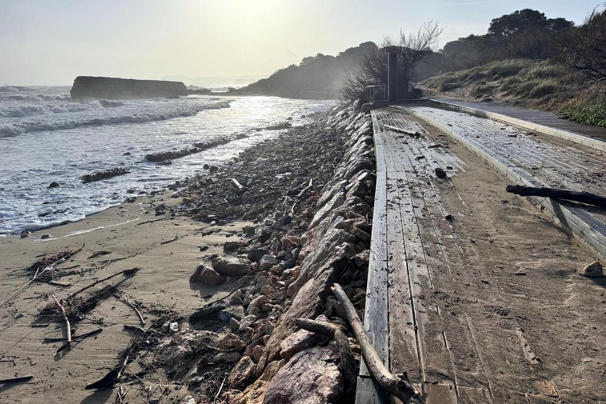 Les platges d'Empúries, pràcticament sense sorra després de la llevantada aquest dimecres al matí.