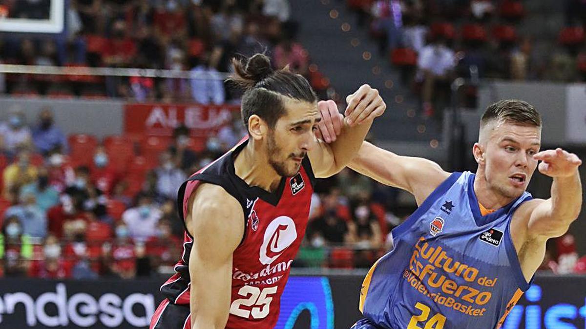 Sipahi, defendido por Hermansson en el partido del sábado.