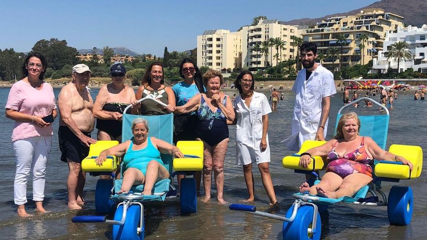 Estepona inicia el programa de baños asistidos en la playa para usuarios del servicio de ayuda a domicilio