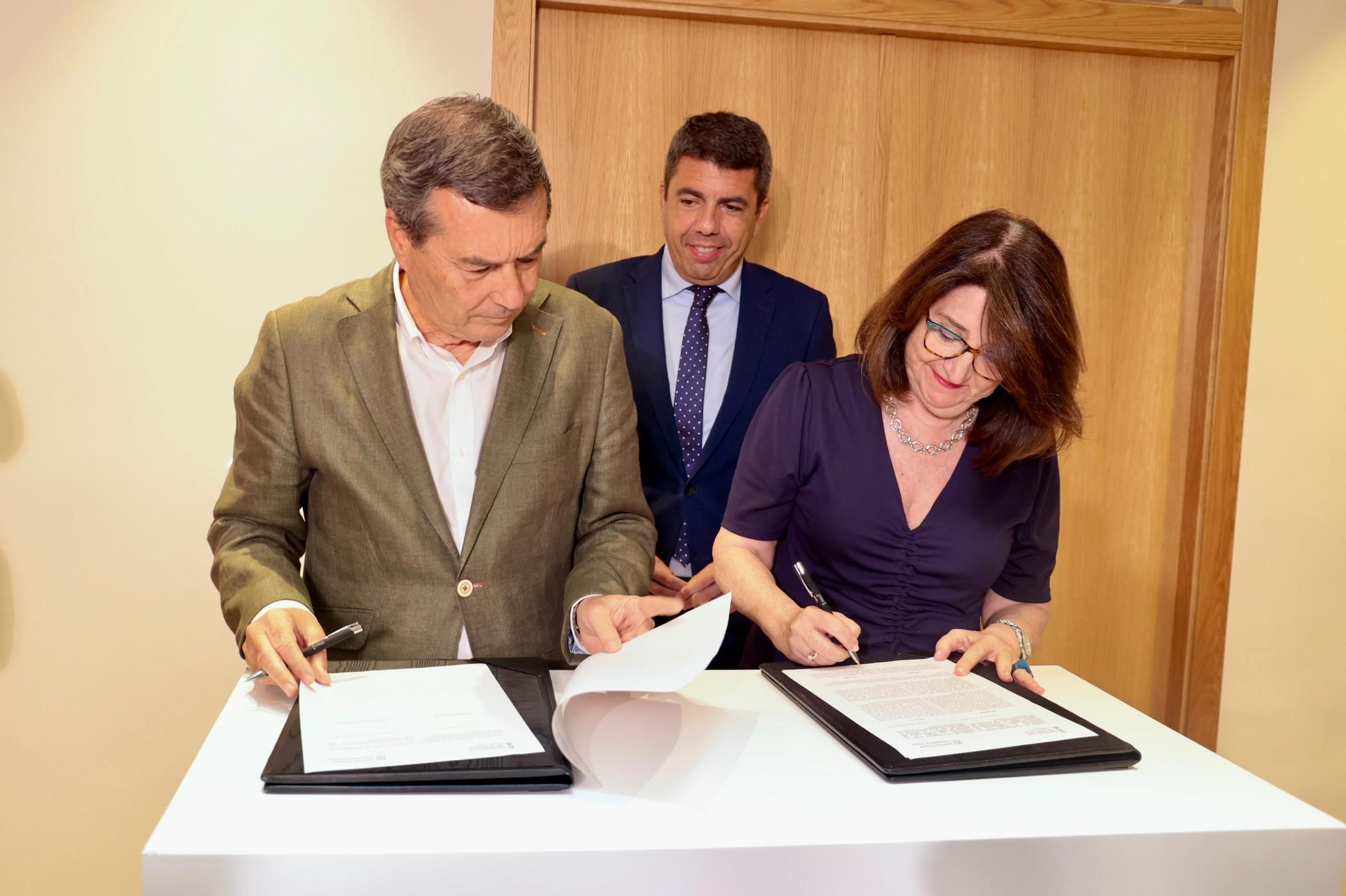 Firma del pacto sanitario para las prácticas de alumnos de Medicina de la UA y la UMH en hospitales