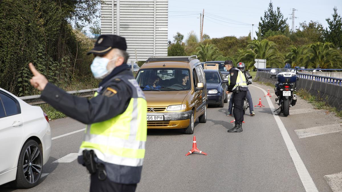 Controles tras el cierre perimetral de Gijón.