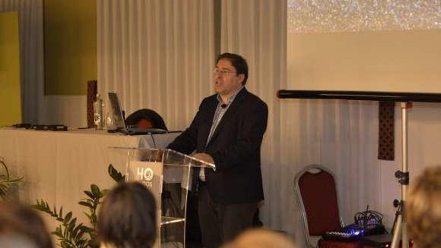 Amador Menéndez, ayer, durante su charla.