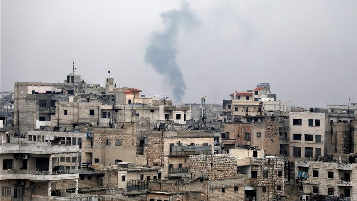 El humo se eleva durante el bombardeo de las fuerzas gubernamentales en la aldea de Sarman, en Idlib.