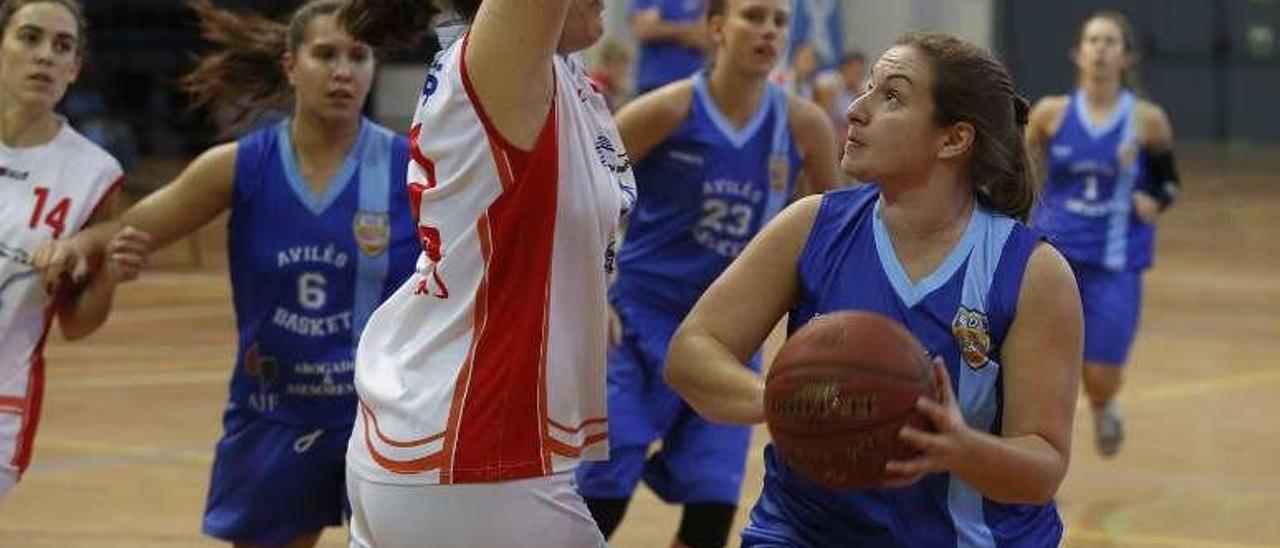 Una acción del partido entre el Avilés Basket y el Maristas.