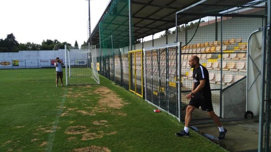 Abelardo, durante su acceso al campo Da Coutada, sede de los entrenamientos del Sporting.