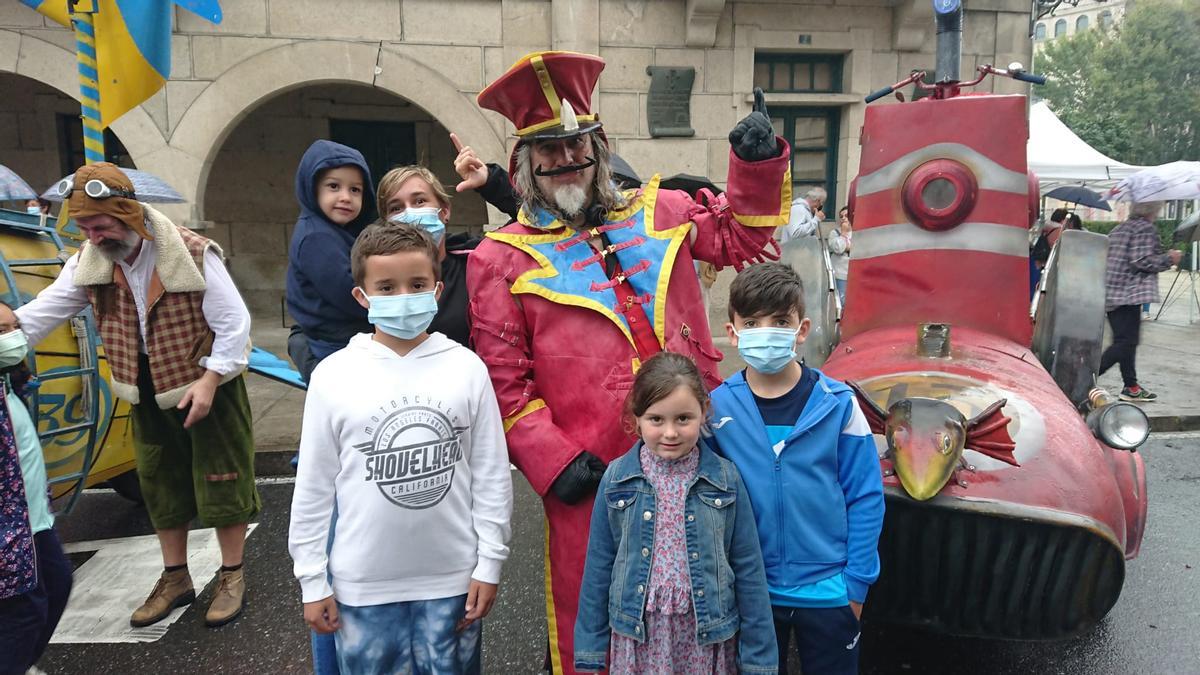 Una de las representaciones del Festival de Artistas de Rúa, ayer, en Redondela. / FdV