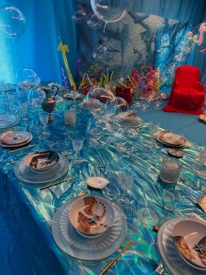 Los platos y el mantel también seguían la temática y estilo decorativo de este año