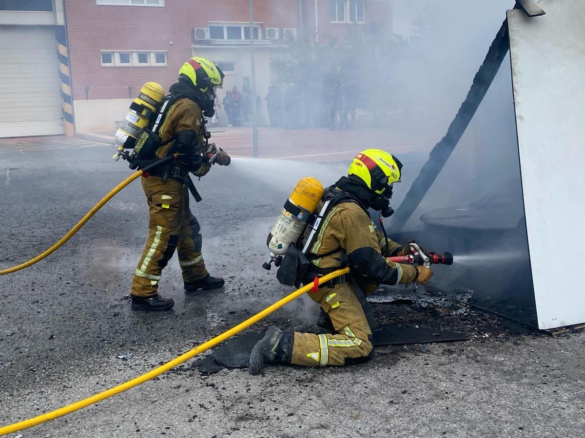 Exhibición sobre la intervención en un incendio en vivienda este sábado en el parque de bomberos de Elche