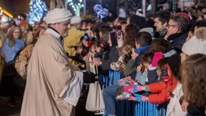 Los Reyes Magos recorren en su tradicional cabalgata el centro de Madrid. La comitiva está compuesta por alrededor de 1.500 personas y se han repartido 1.200 kilos de caramelos.