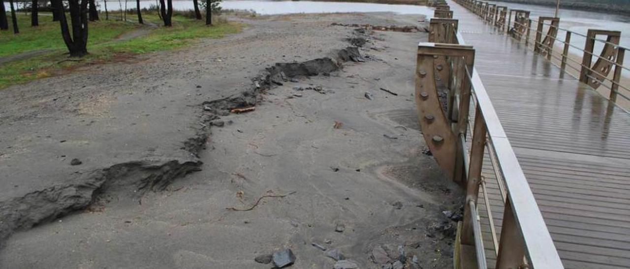 Zona en la que el agua arrastró hacia la Poza la arena retirada en verano.