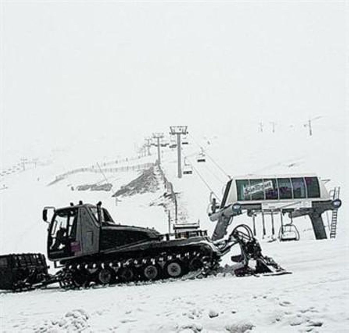 Maquinària de neu a l’estació de Boí-Taüll. Maquinària de neu a l’estació de Boí-Taüll.