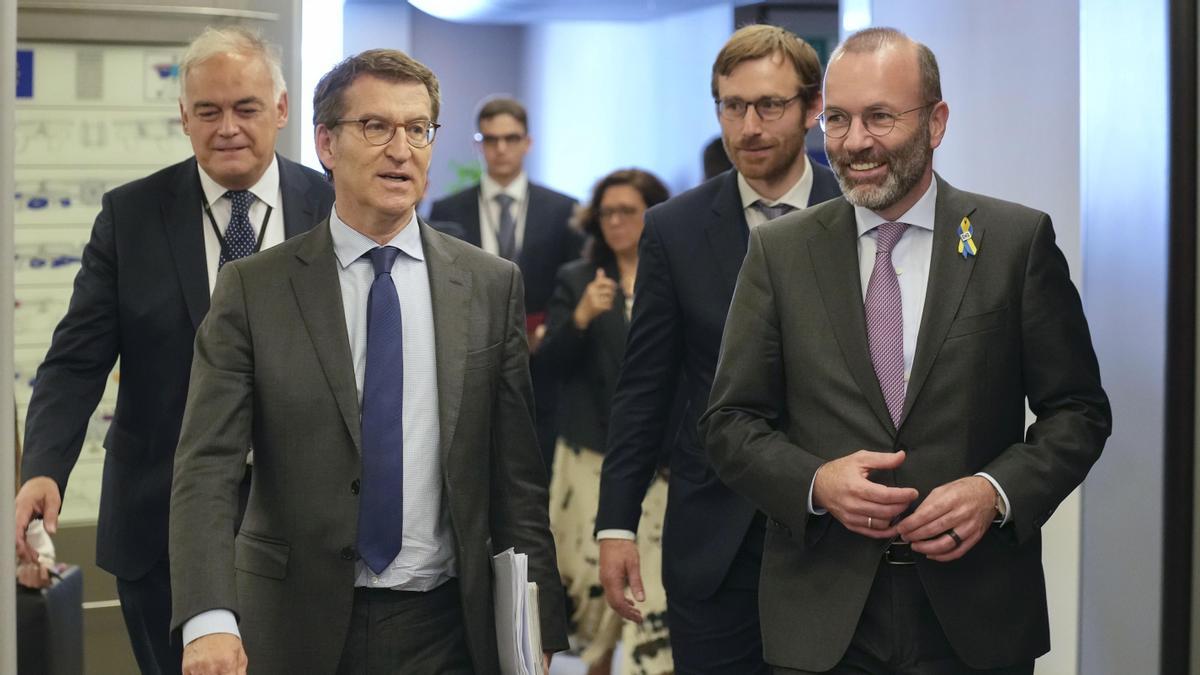 El presidente del PP, Alberto Núñez Feijoó y el presidente del Partido Popular Europeo (PPE) y líder del grupo democristiano en el Parlamento Europeo, Manfred Weber.