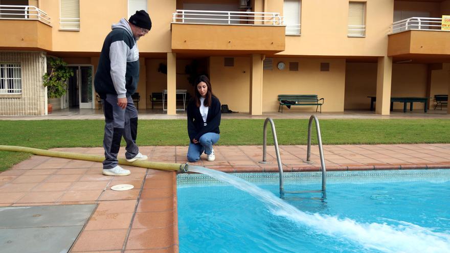 VÍDEO | Adaptar-se a la sequera: omplen una piscina de l'Escala amb aigua de mar 