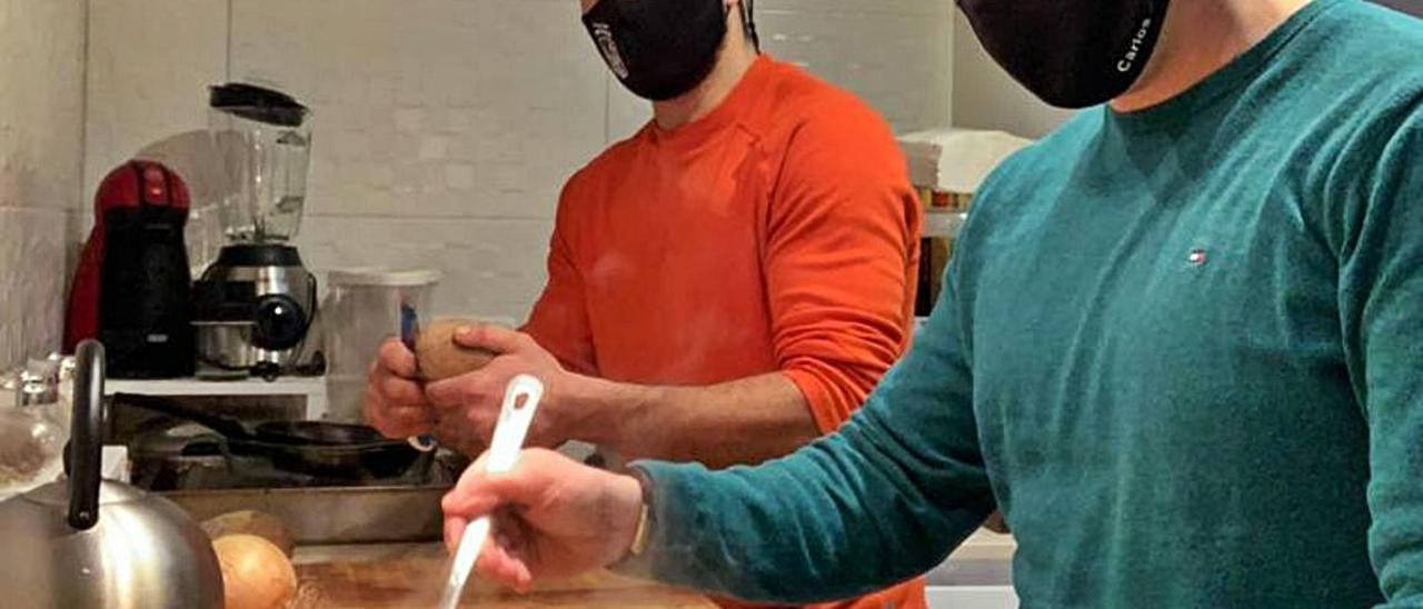 En Sóller, Carlos Darder y David Alemán preparando su cena.