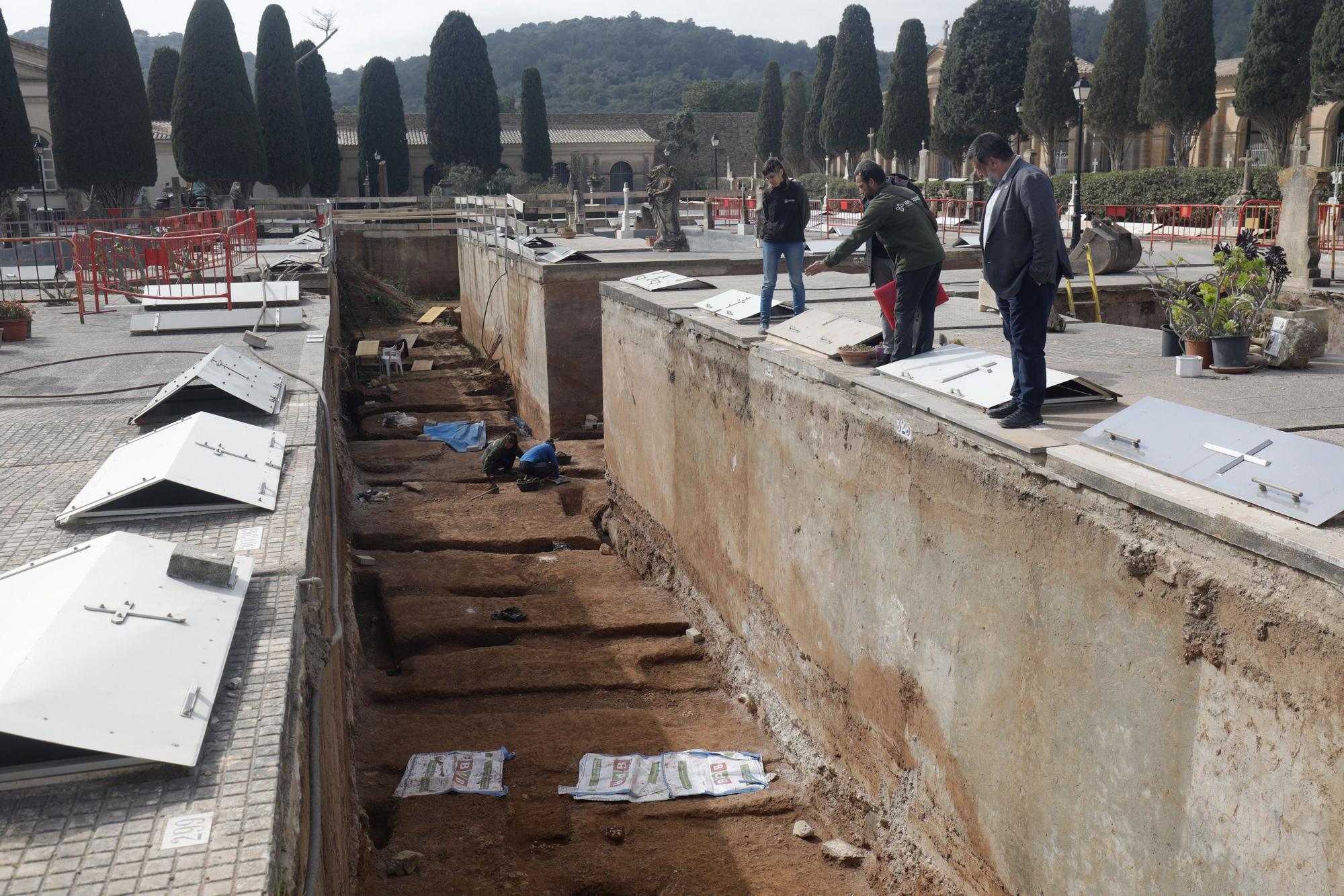 Memoria histórica de Mallorca. Así trabajan el equipo de arqueólogos en Son Coletes de Manacor