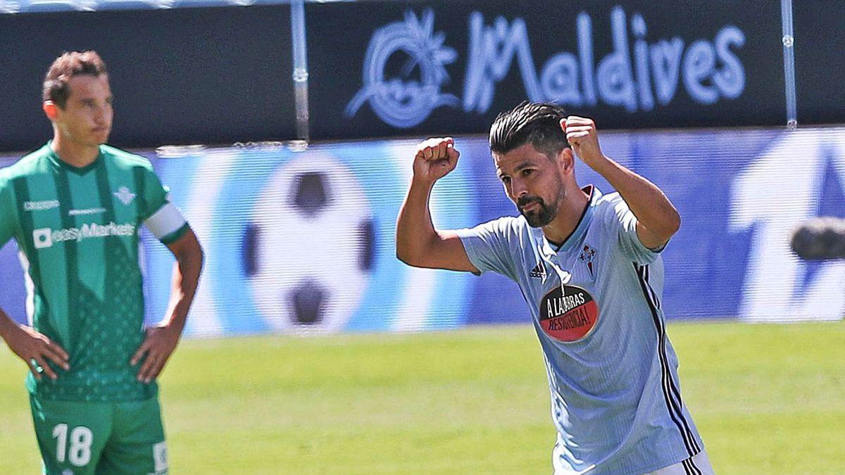 Nolito celebra el gol del Celta ante la decepción del bético Andrés Guardado durante el choque disputado ayer en Balaídos.