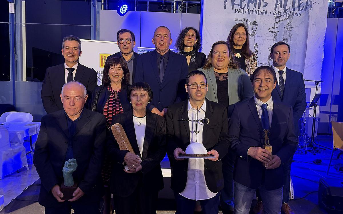 Foto de familia con ganadores, organizadores y patrocinadores de los X Premis Altea de Literatura i Investigació