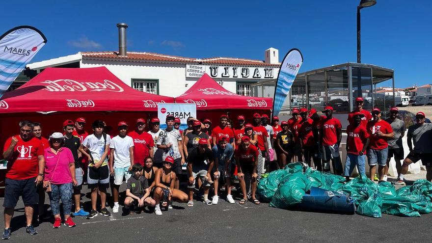 Jornada de limpieza en la playa de Abades con más de 60 voluntarios