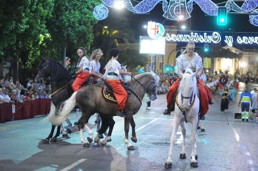 Desfile de Moros y Cristianos por las calles de Mu