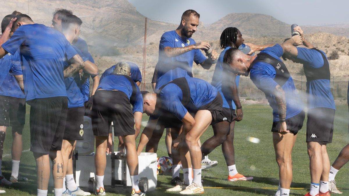 La plantilla del Hércules se hidrata durante el inicio de la pretemporada 2024/25.