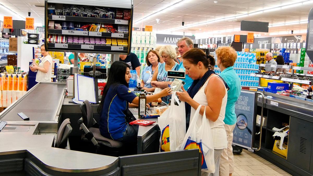 Lidl dice adiós a las bolsas de la compra con su dispositivo por el que hay colas para comprarlo: se acabó el cargar con peso