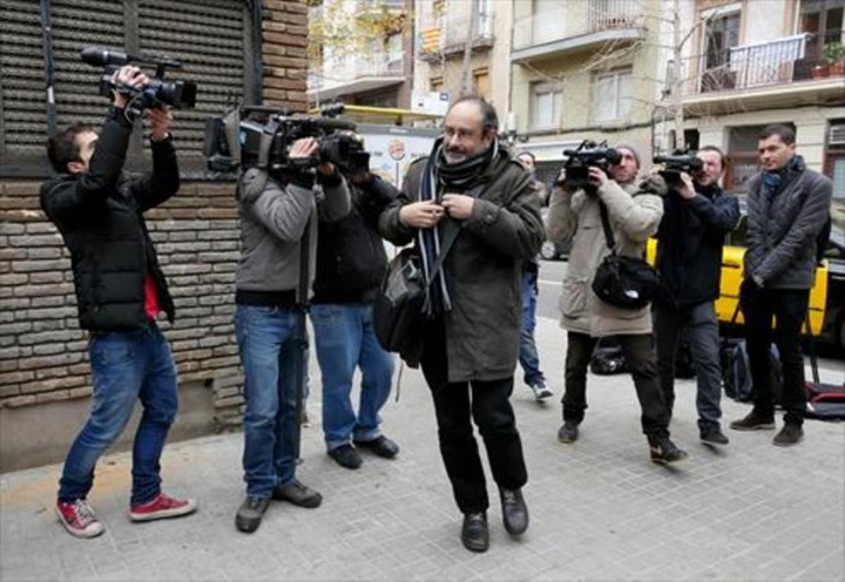 Antonio Baños, ayer, a su llegada al consejo político de la CUP.