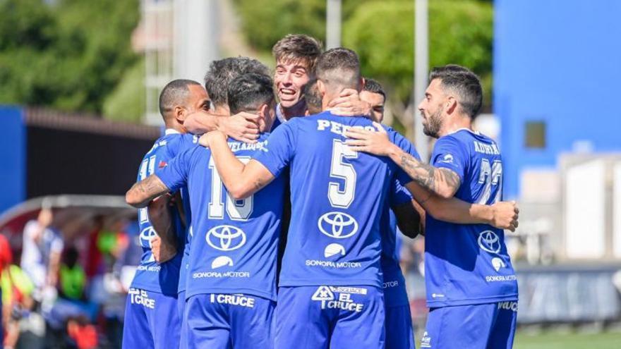 Los jugadores del ‘Sanfer’ celebran el tanto de Juan Rodríguez al Lanzarote, que les devuelve al liderato. | | UD SAN FERNANDO