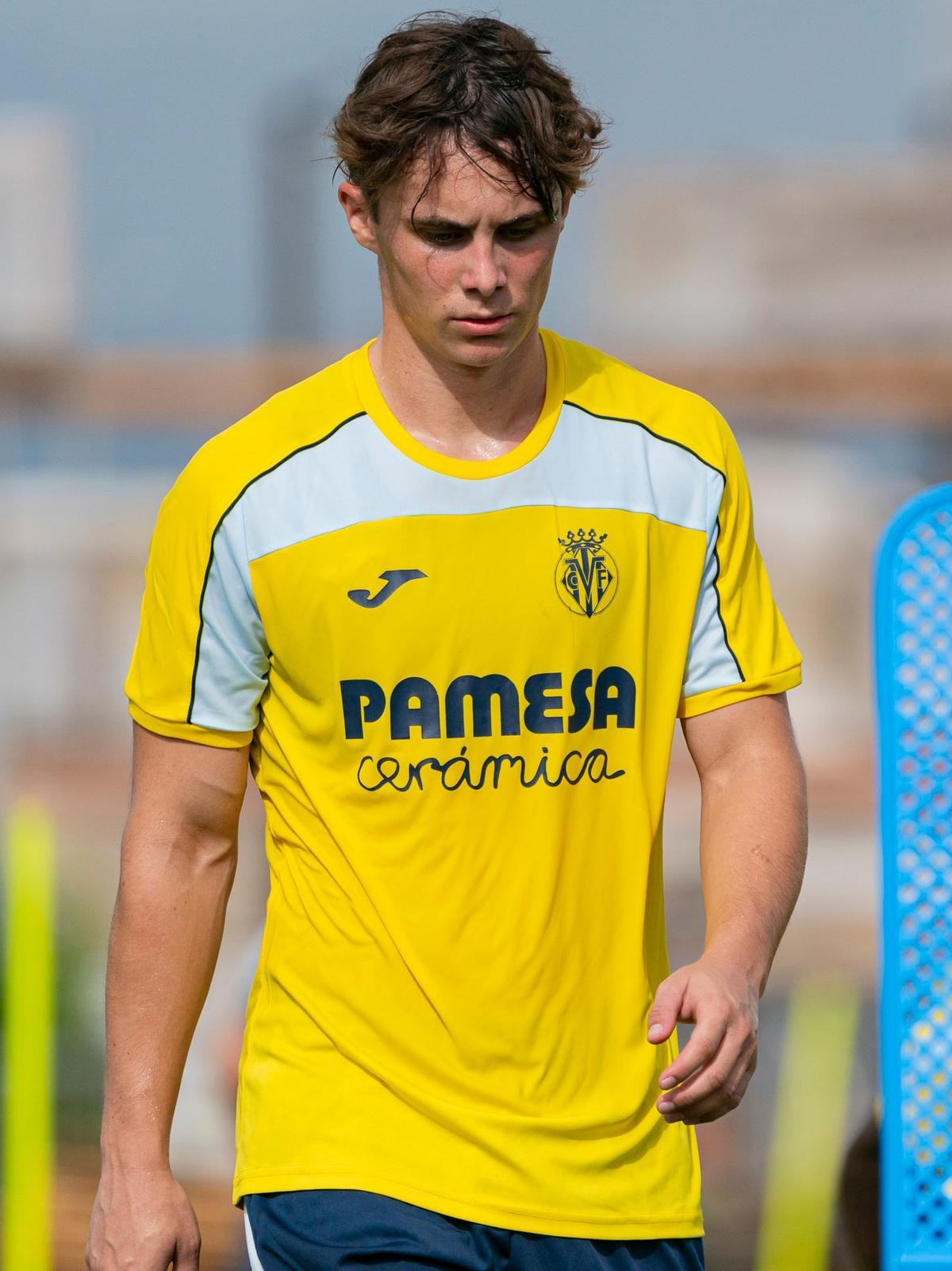 Alvaro Alcaide, en un entrenamiento del Villarreal B 2026-27.