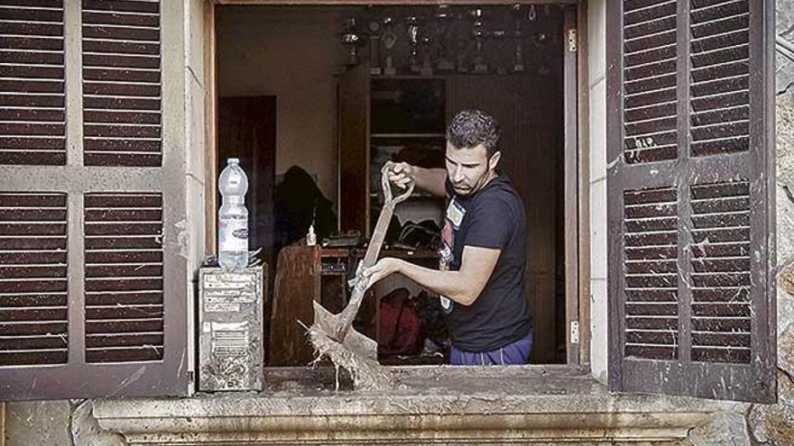 Un vecino, ayer, limpiando una vivienda en Sant Llorenç.