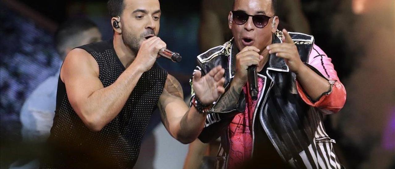 Luis Fonsi y Daddy Yankee durante su actuación en los premios Billboard 2017.