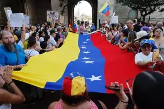 Decenas de personas protestan en València por el presunto fraude electoral en Venezuela