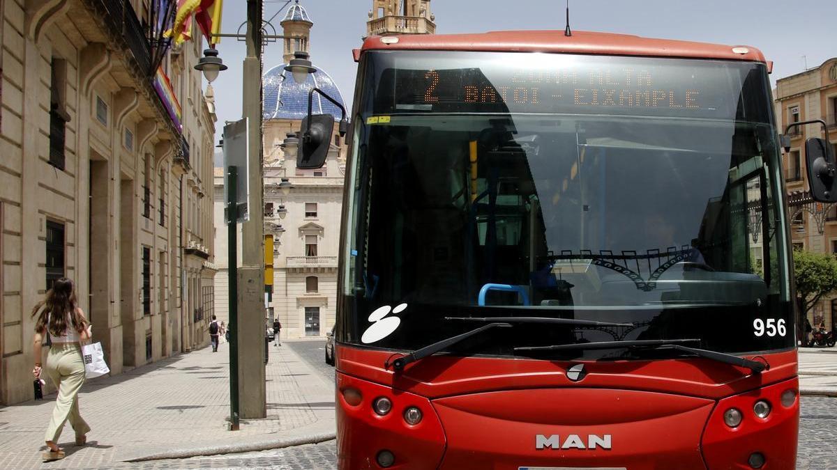 Un autobús urbano en la plaza de España de Alcoy.