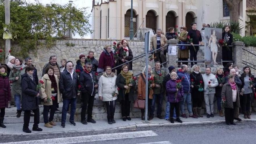 Un grupo de fieles de es Capdellà acorralan al obispo por el trato que les da el párroco