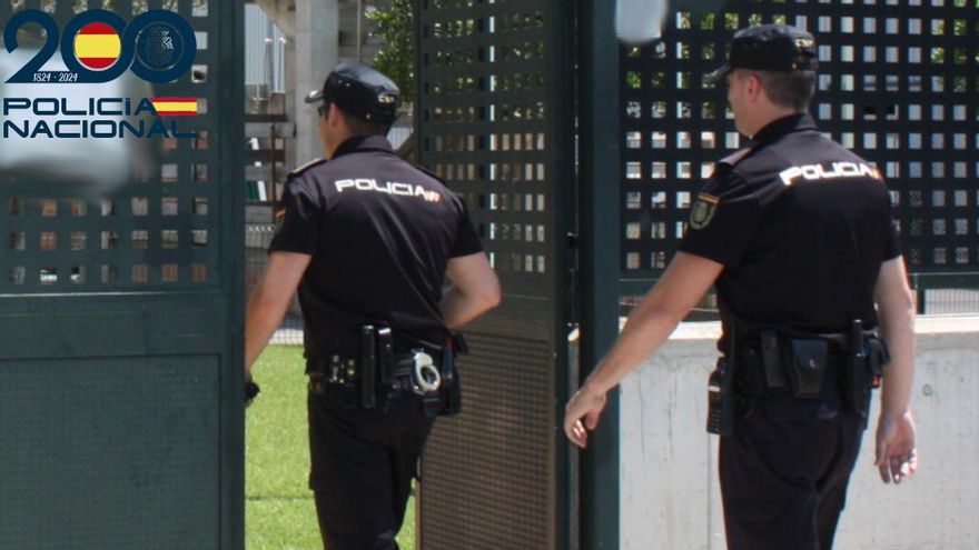 Dos agentes de la Policía Nacional entran en un inmueble.