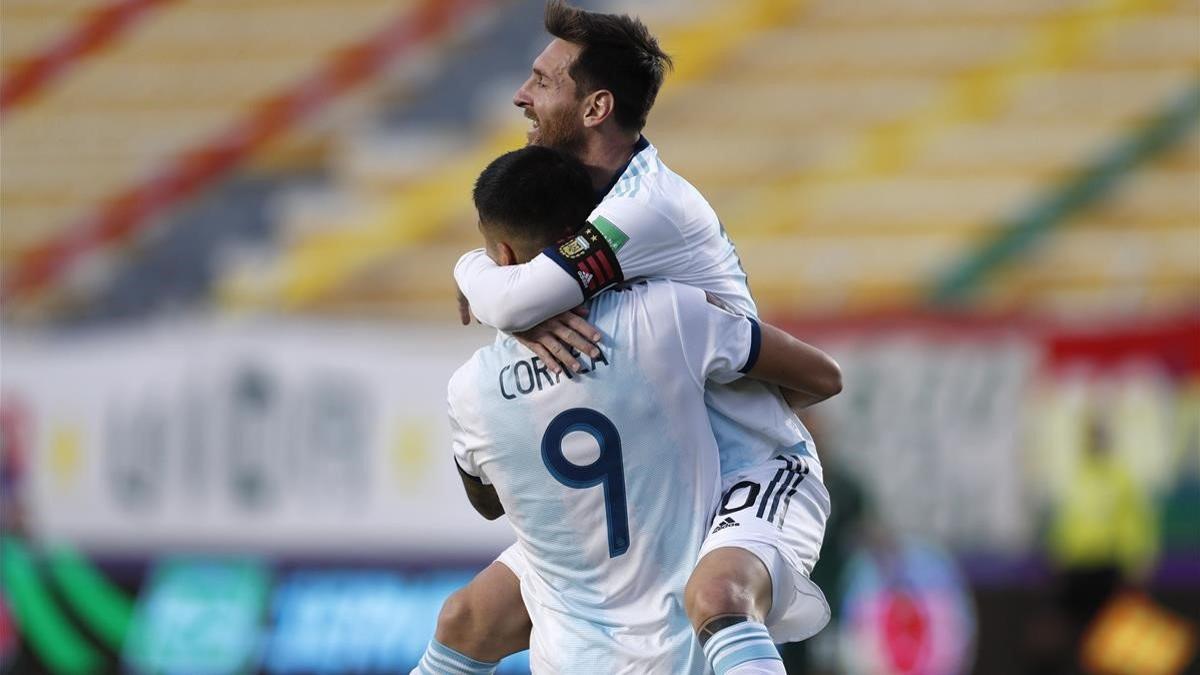 Correa y Messi celebran el segundo tanto argentino.