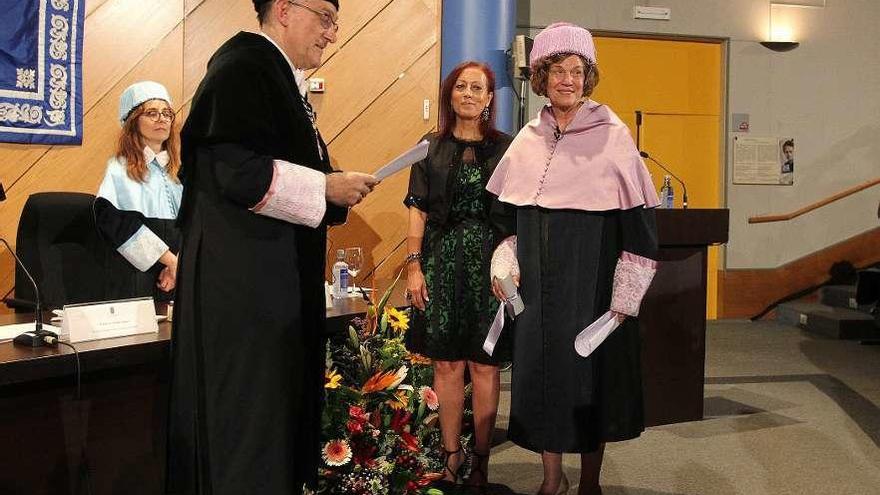 El rector Manuel Reigosa hace entrega del título honoris causa a Jacquelyn Campbell. // Iñaki Osorio