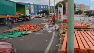 Un camión pierde la carga cuando circulaba en Las Palmas de Gran Canaria