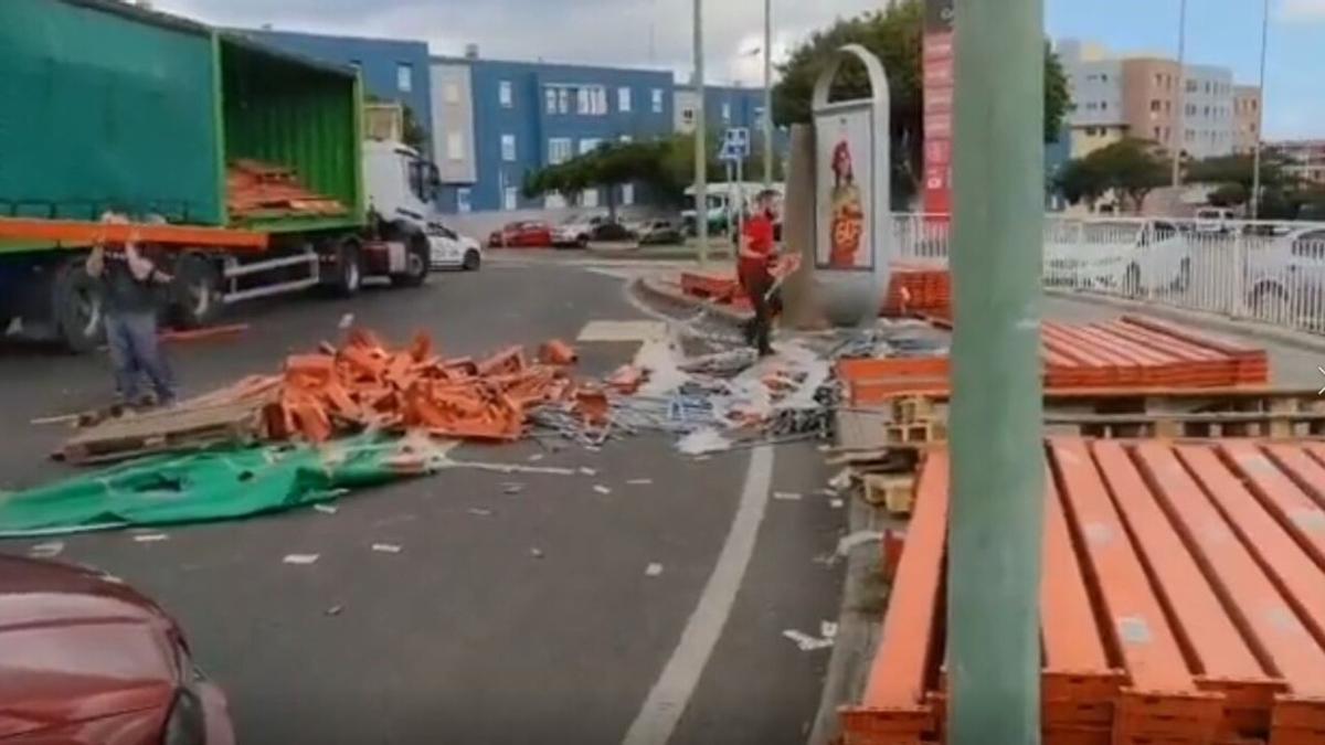 SUCESOS EN CANARIAS: Un camión pierde la carga cuando circulaba en Las  Palmas de Gran Canaria